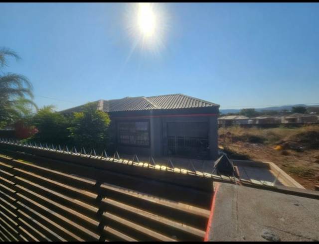 2 BEDROOM HOUSE FOR SALE IN MAKHUVHA